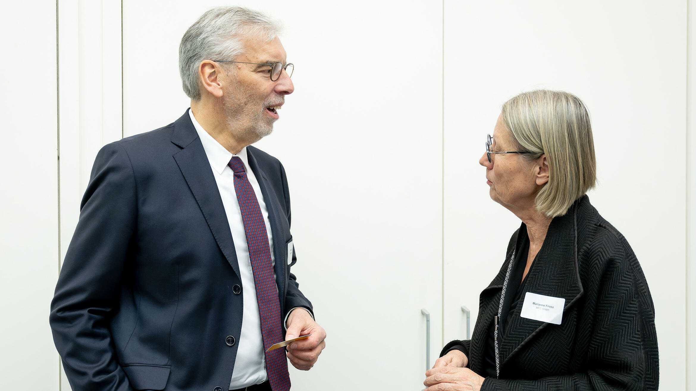 Mann und Frau stehen im Gespräch zusammen