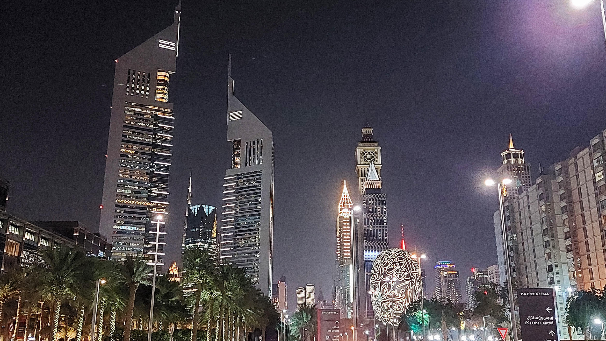 Gebäude in Dubai bei Nacht