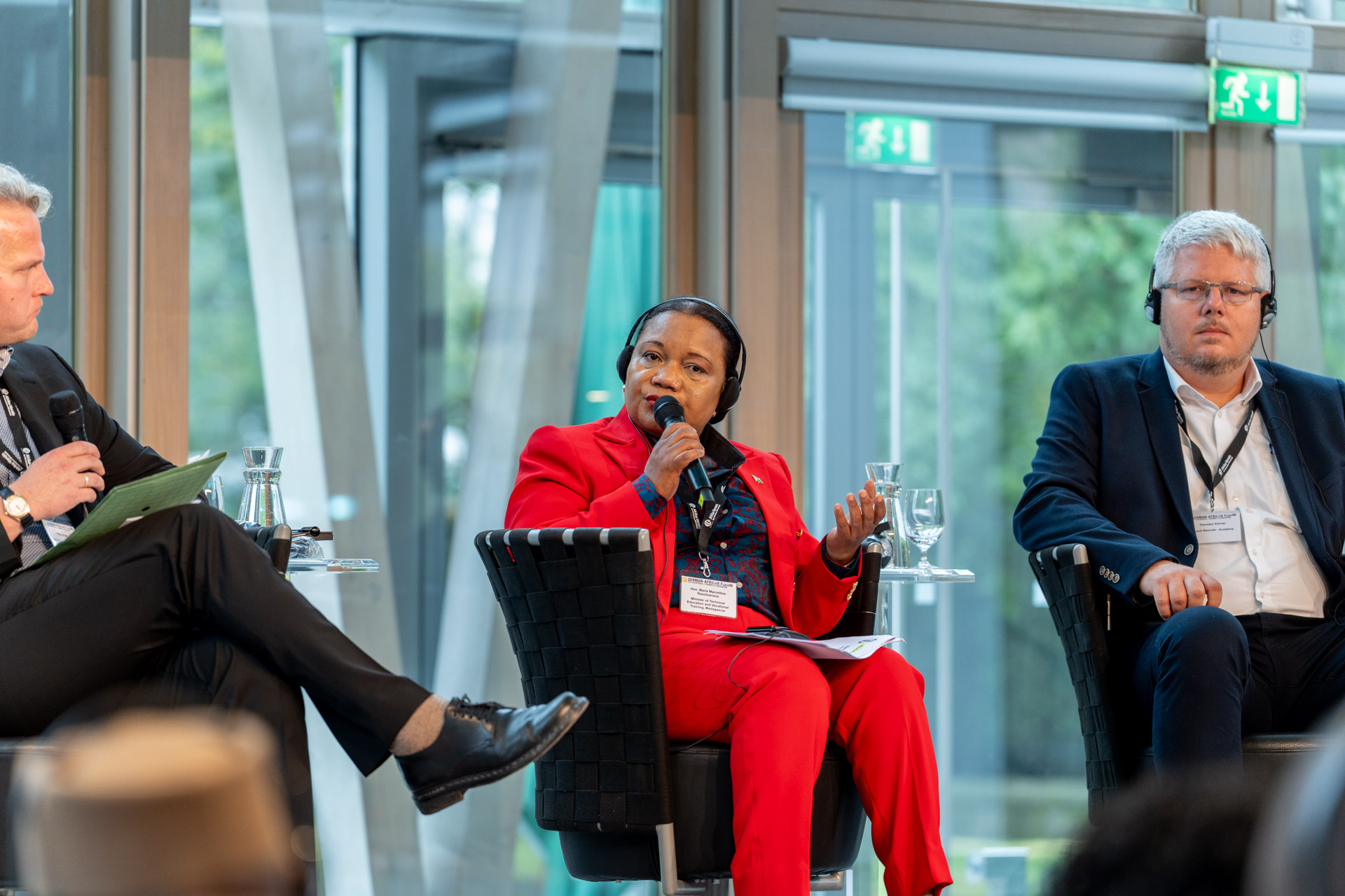 Podiumsdiskussion, im Bild sind eine Frau und zwei Männer