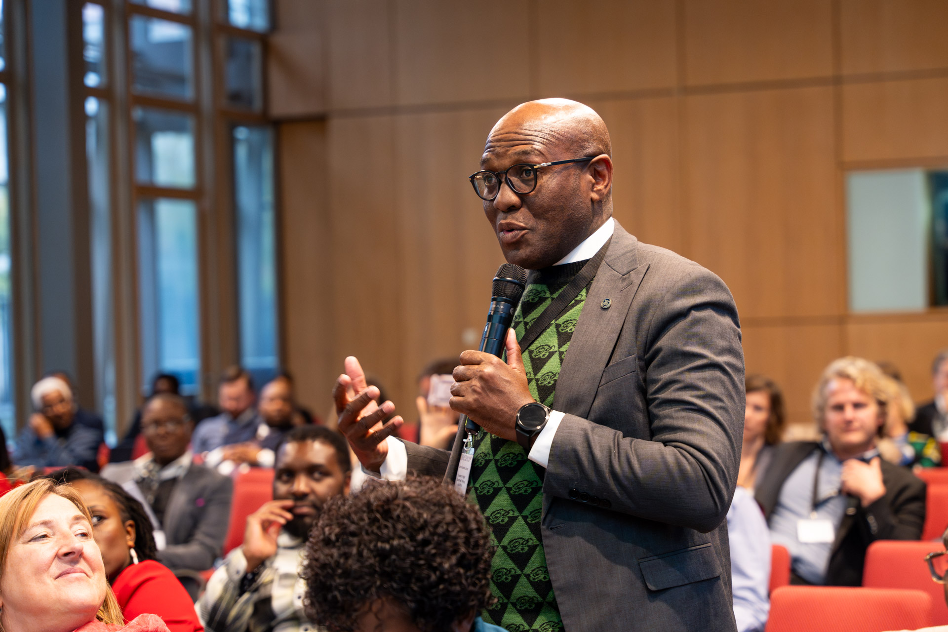 Samuel Zumokuhle Zungu, South African Department of Higher Education and Training, spricht aus dem Zuhörerbereich in ein Mikrofon