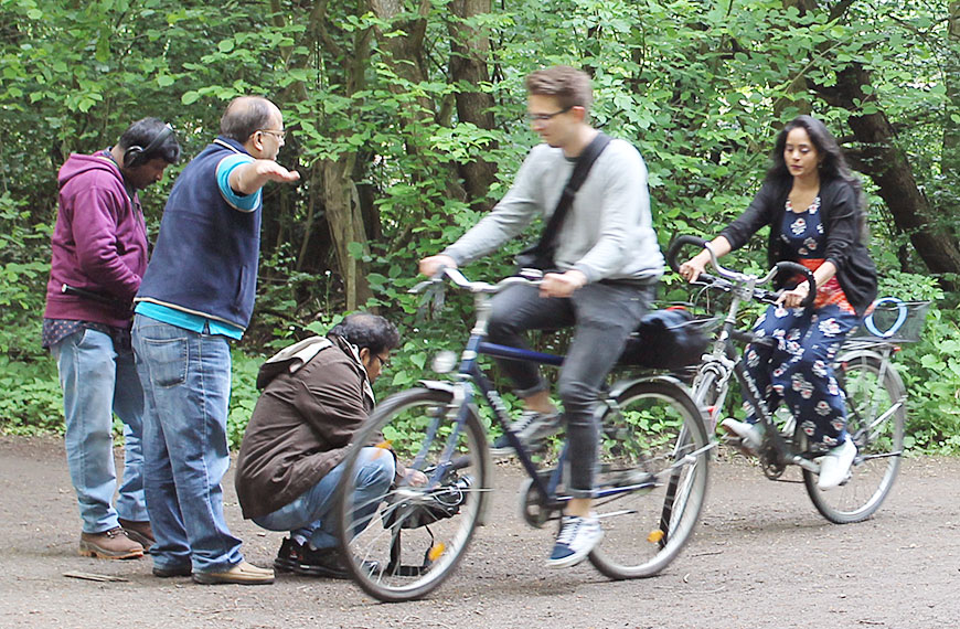 Filmteam filmt Azubi beim Radfahren