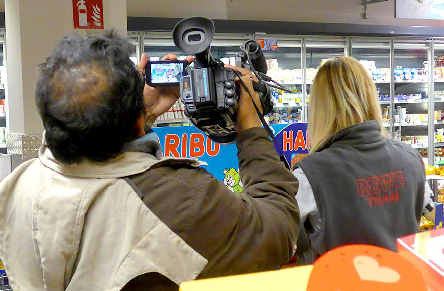 Auszubildende wird bei ihrer Arbeit im Supermarkt gefilmt