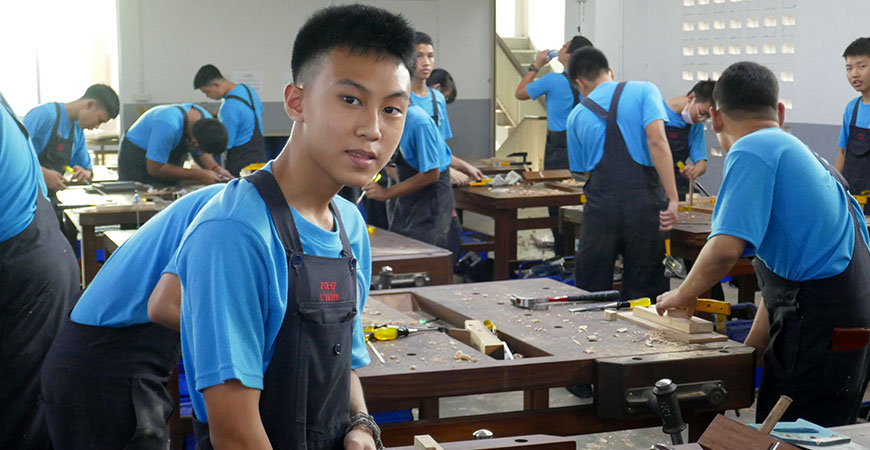 junge Thais in einer Lehrwerkstatt