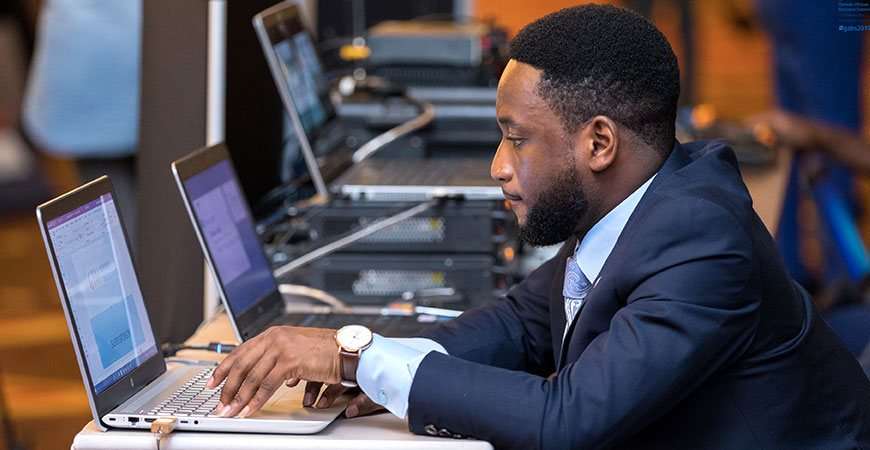 afrikanischer Mann arbeitet an Computer