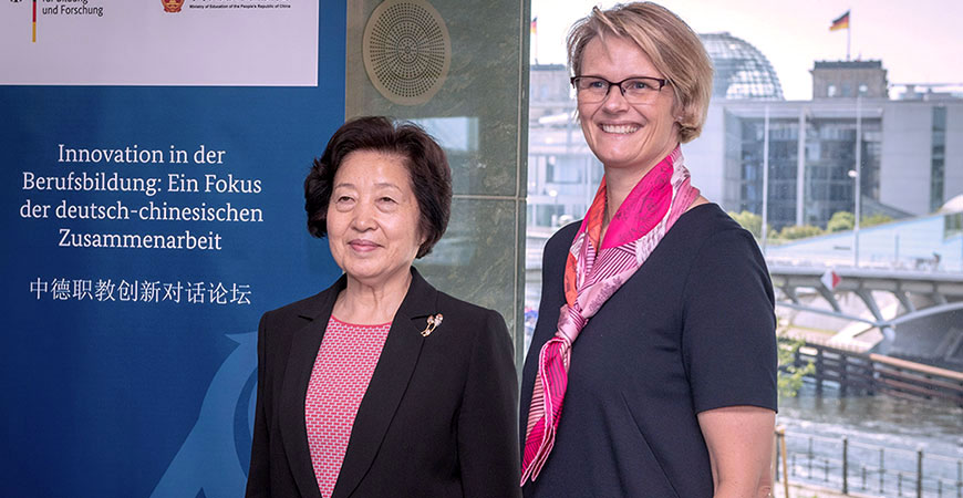 Vizepremierministerin China und Ministerin Deutschland lächeln in die Kamera