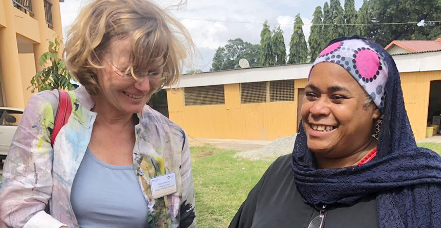 zwei Frauen aus Kenia und Deutschland im Dialog