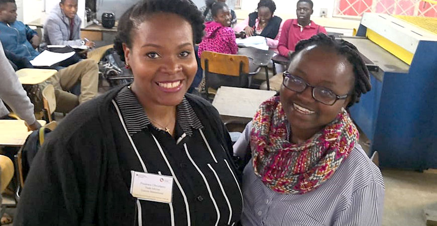 zwei Kenianerinnen lächeln in die Kamera