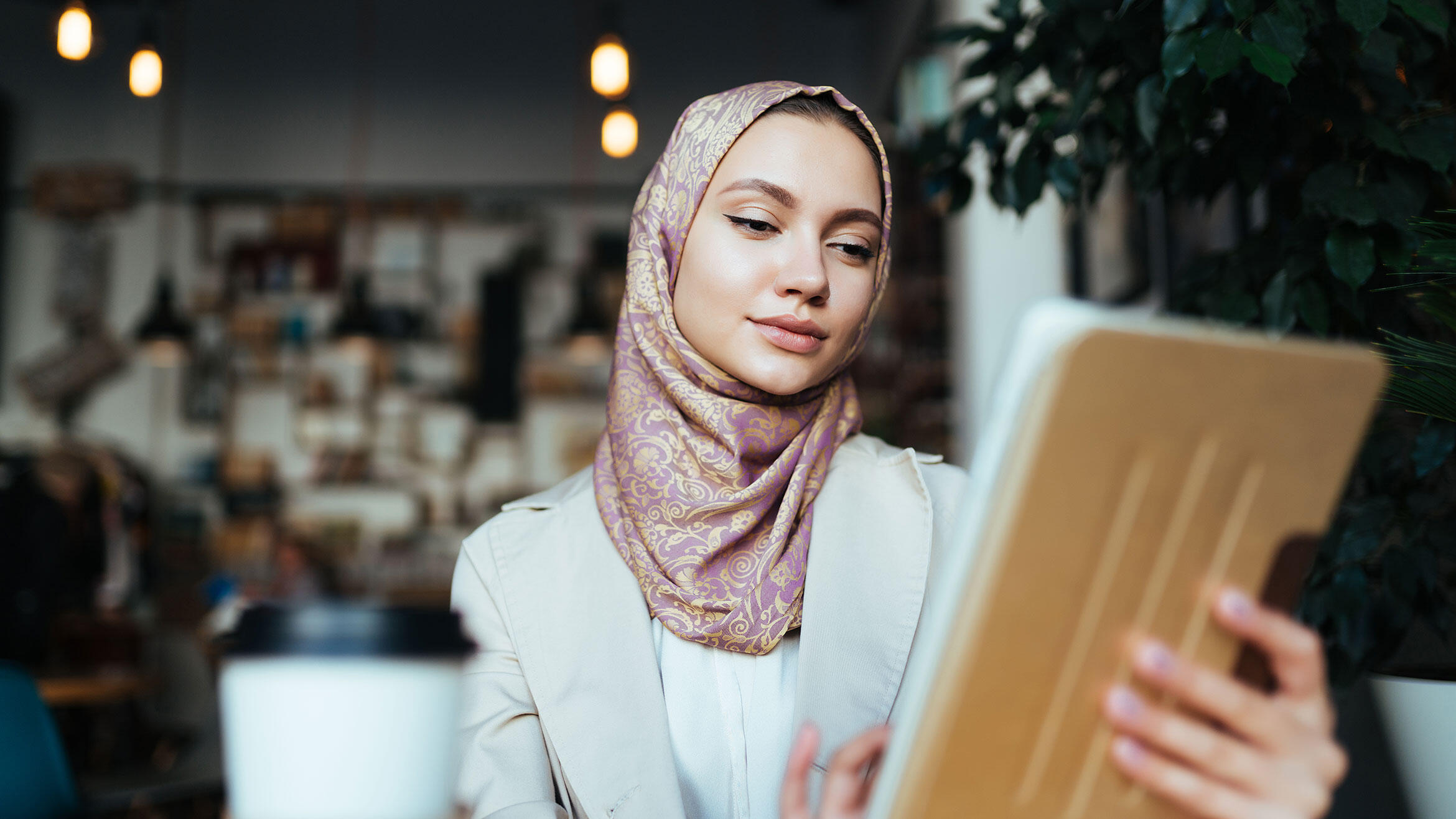 junge Frau schaut auf ein Tablet