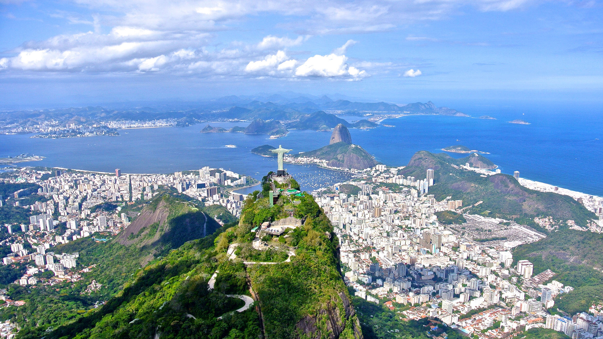 Blick von oben über die Christusstatue hinweg auf Rio de Janeiro