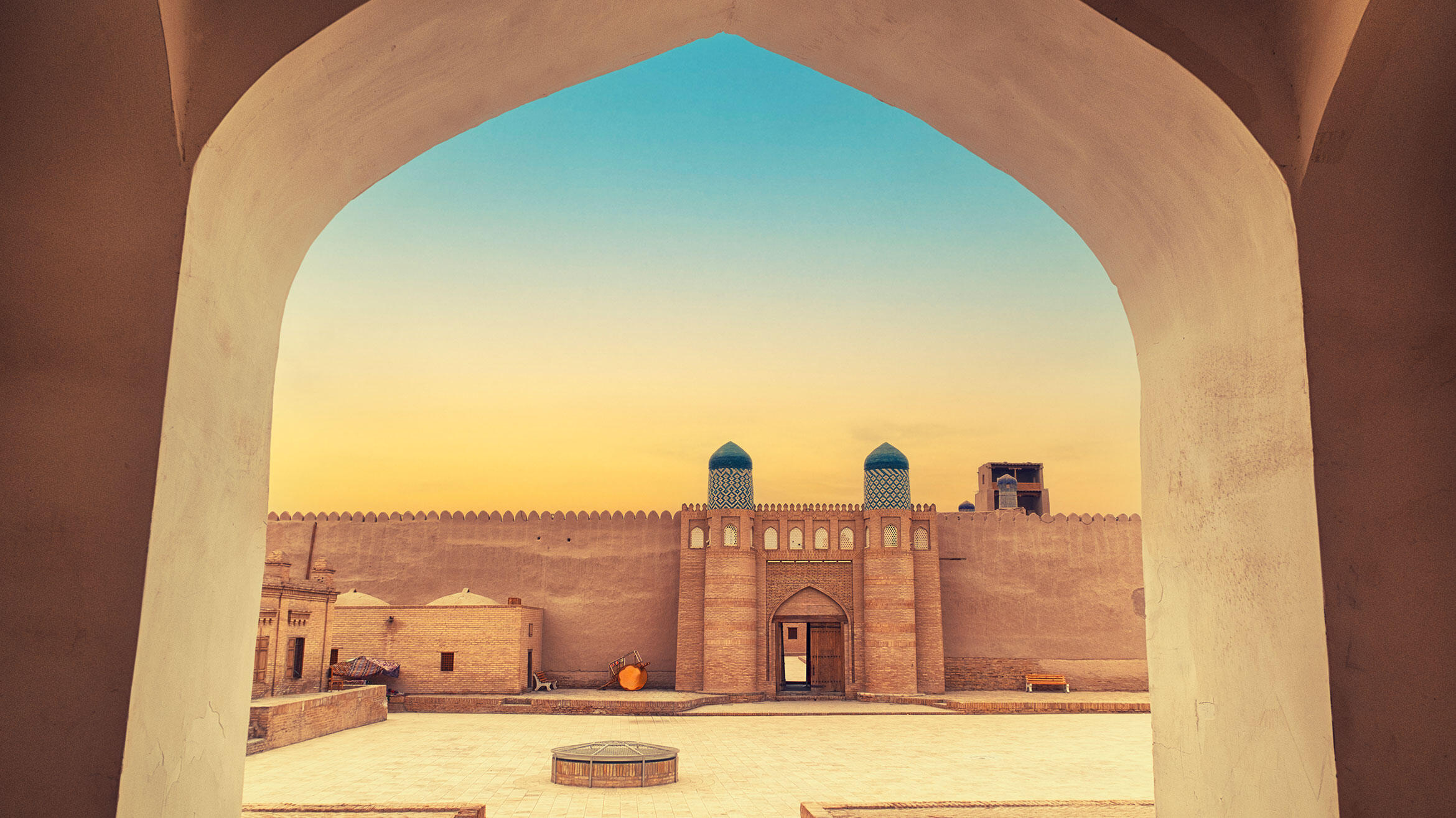 Blick durch ein Tor auf eine Mauer des Altstädteter Rings in Chiwa, Usbekistan