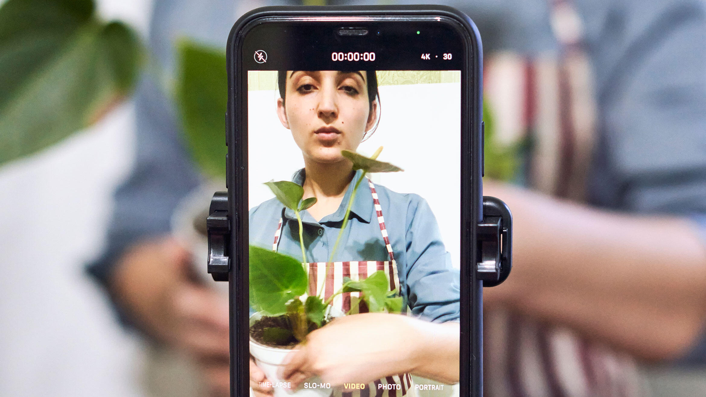 Usbekische Floristin filmt sich bei einer Arbeit offenbar für einen Online-Kurs