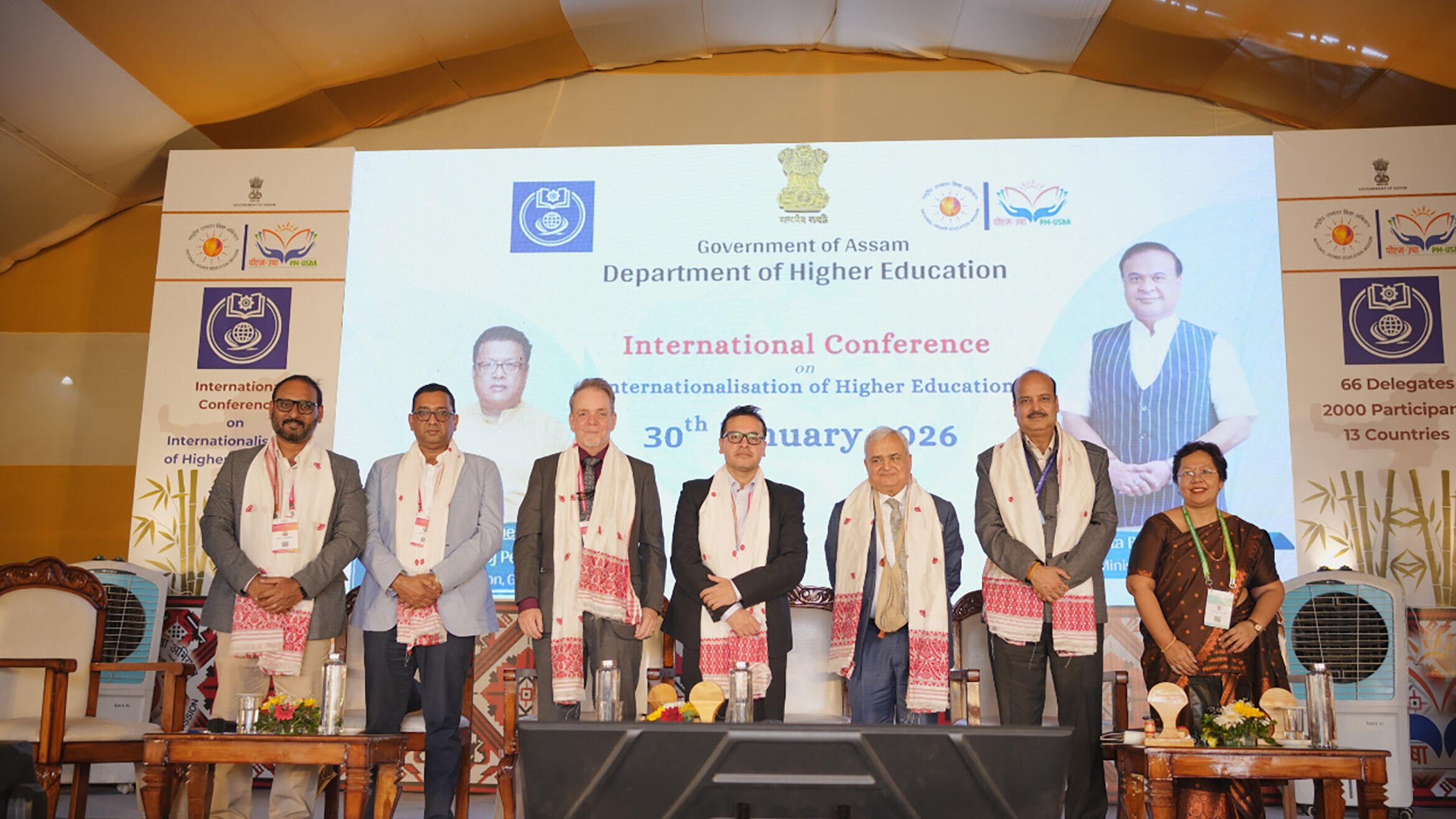 Gruppenbild mehrerer Männer und einer Frau