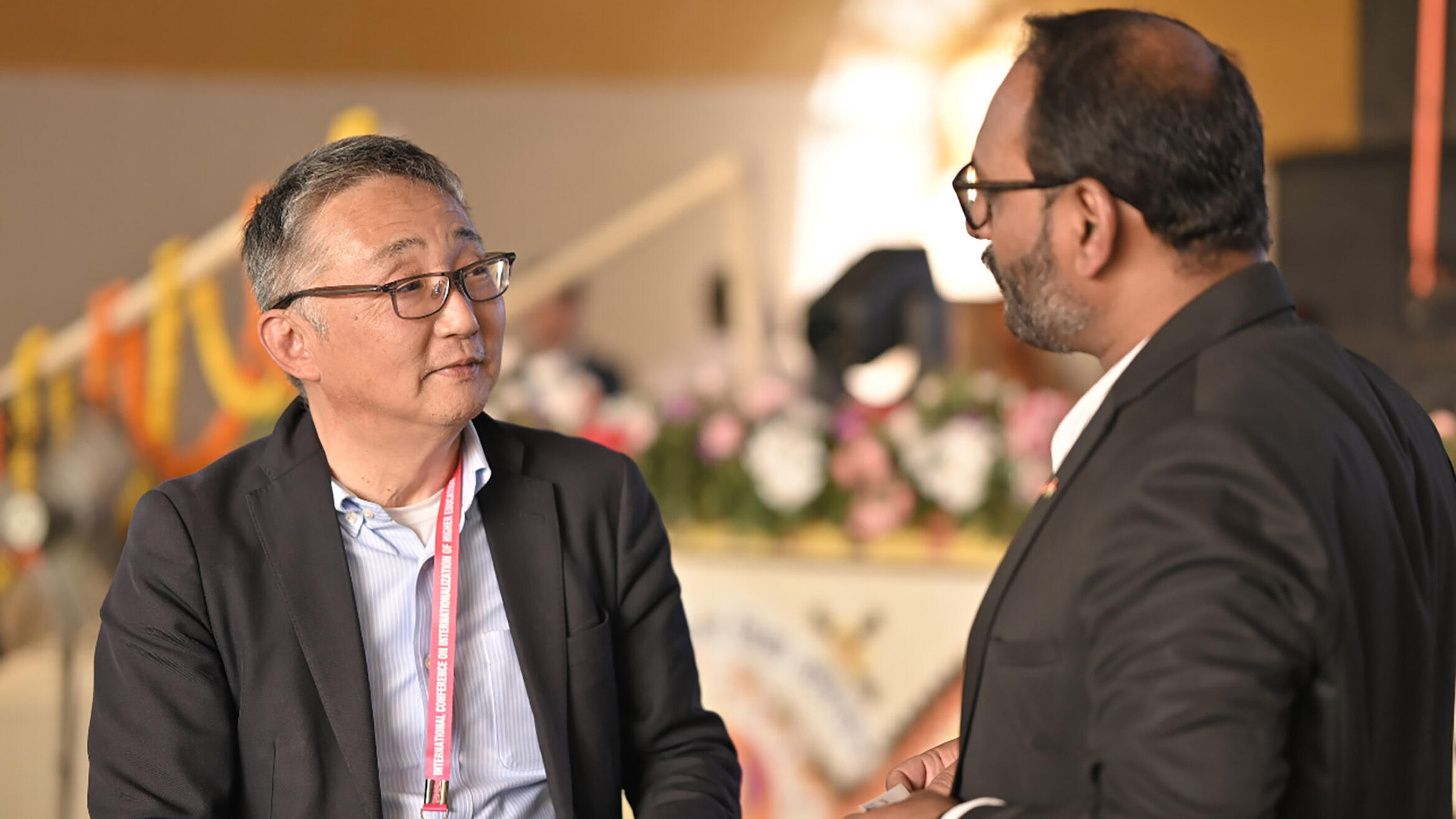 zwei Männer im Gespräch