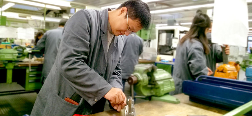 chinesische Lehrkraft arbeitet in Lehrwerkstatt