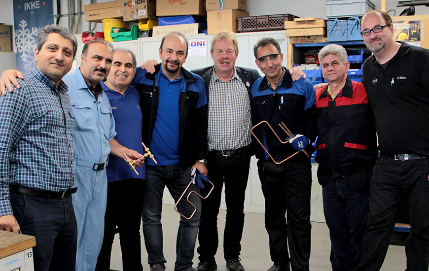 Gruppenbild in der Werkstatt mit einigen Teilnehmern