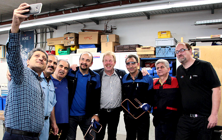 Gruppenbild in der Werkstatt mit einigen Teilnehmern