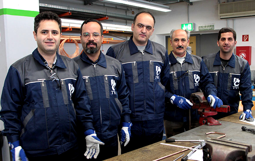 Gruppenbild in der Werkstatt mit einigen Teilnehmern