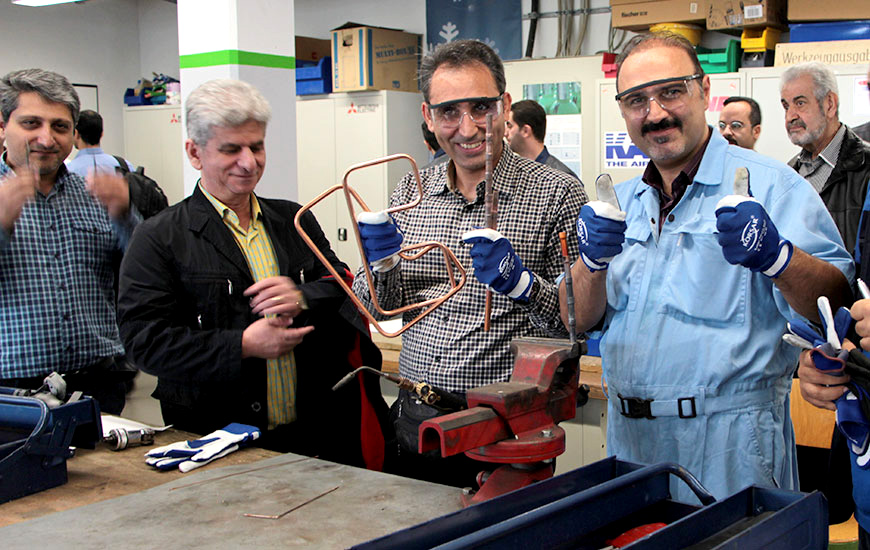 Gruppenbild in der Werkstatt mit einigen Teilnehmern