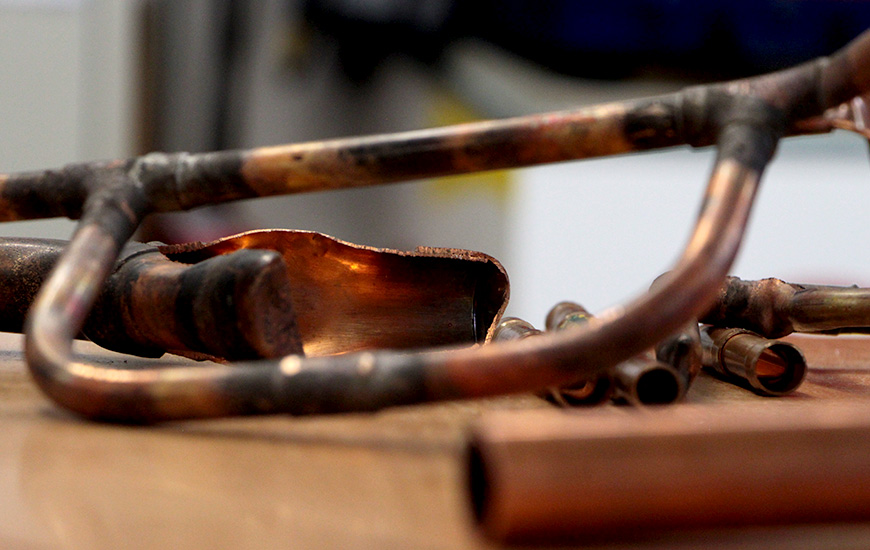 Detailansicht: Kupferrohre auf einem Tisch