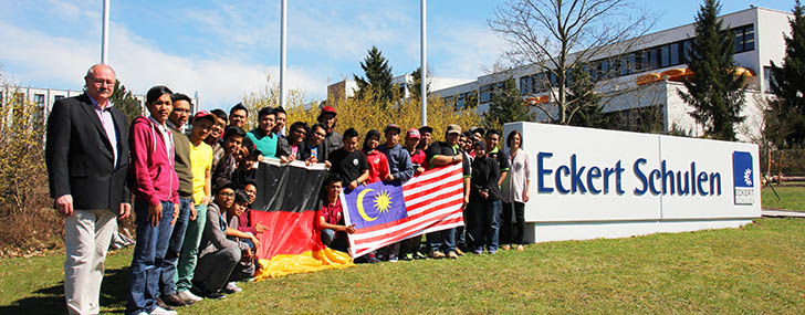 Gruppenfoto der ersten Teilnehmer aus Malaysia vor den Eckert Schulen