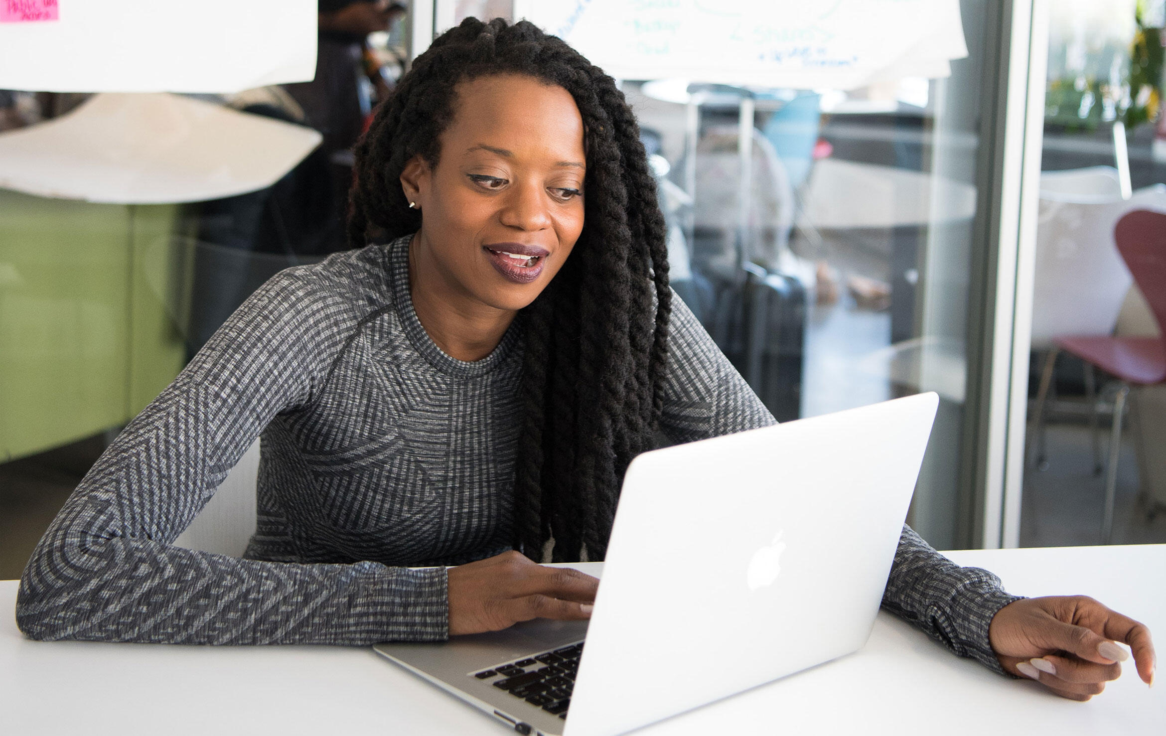 mutmasslich afrikanische junge Frau arbeitet an einem Laptop