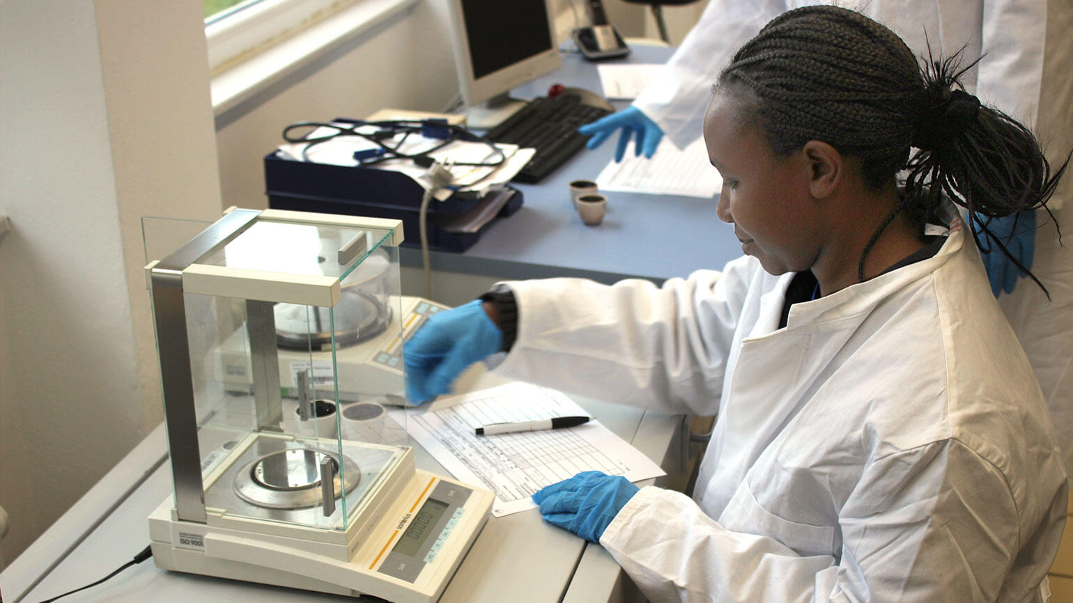 mutmaßlich afrikanische Frau im Labor