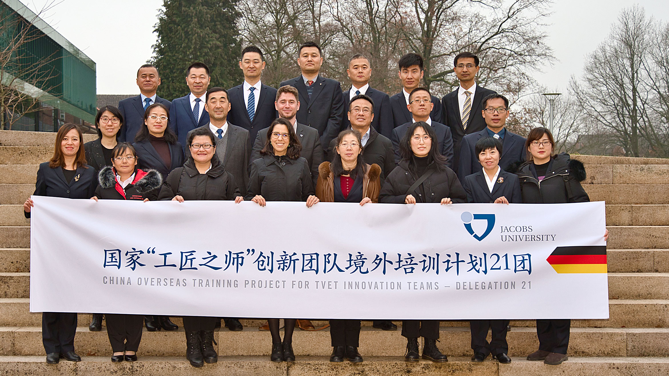 Gruppenbild, erste Reihe hält chinesischsprachigen Banner