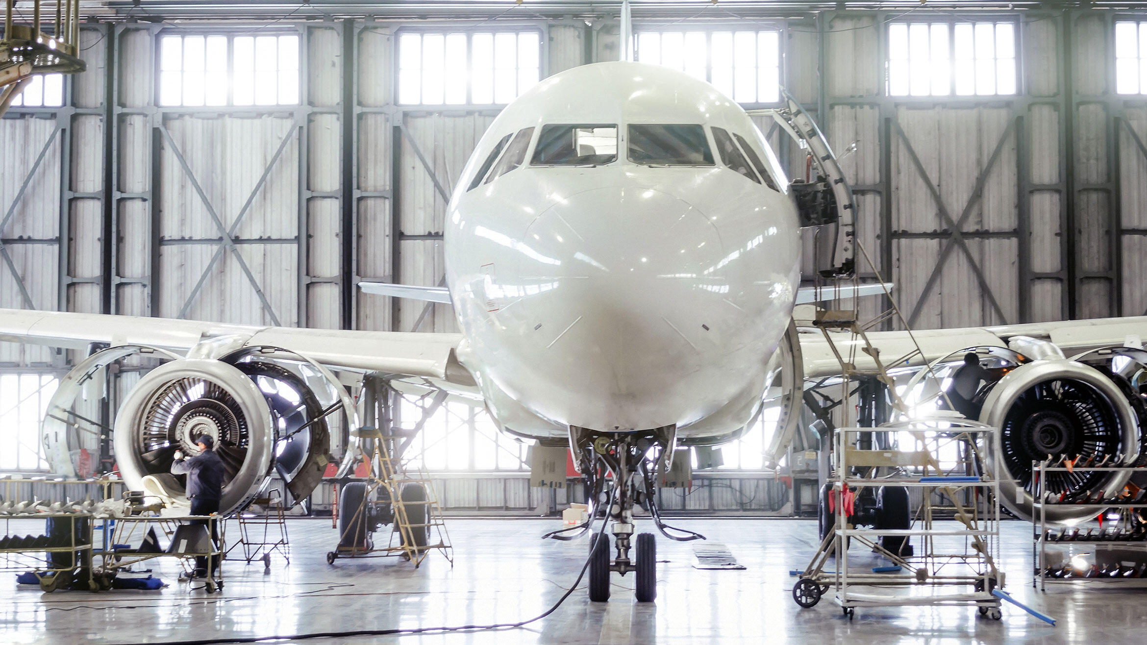 Passagierflugzeug steht zur Wartung im Hangar