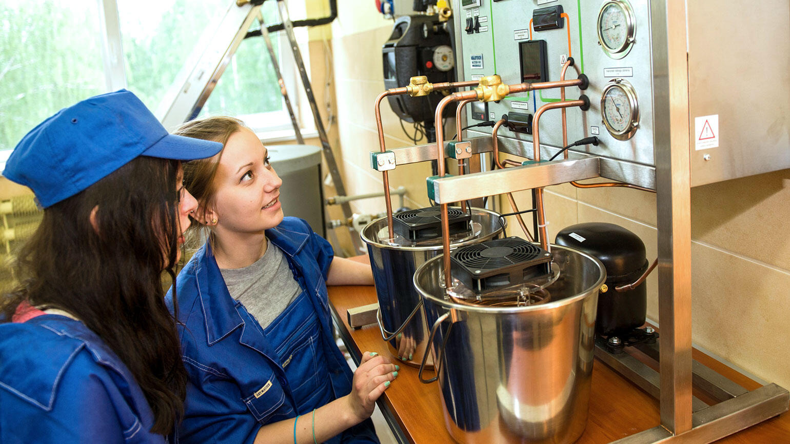 zwei Frauen aus Polen üben in einer Lehrwerkstatt 