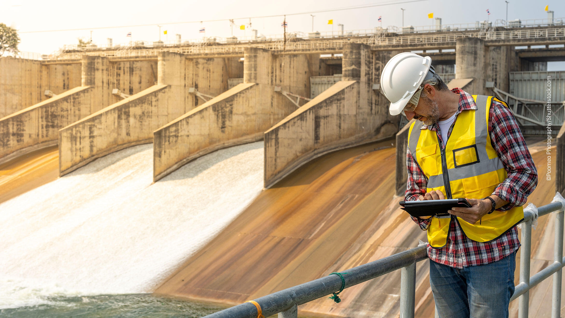 Mann in Sicherheitskleidung auf einer Baustelle