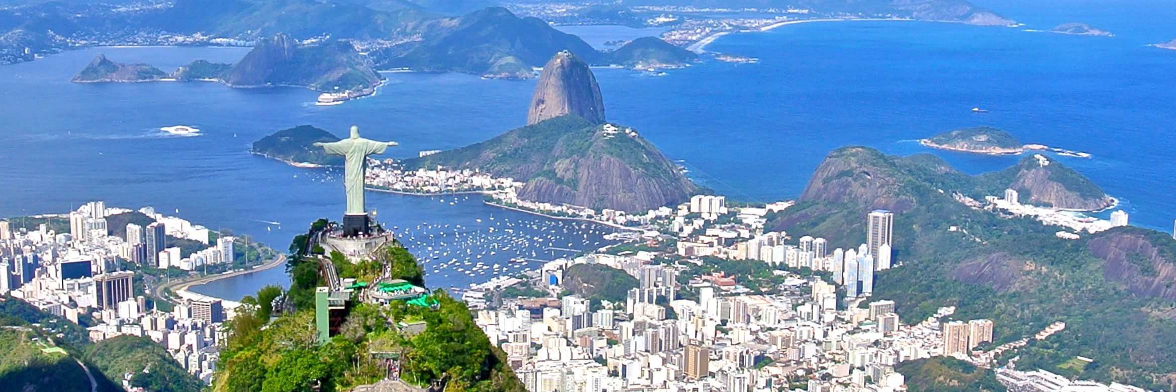 Blick vom Corcovado-Berg mit Christusstatue auf Rio de Janeiro