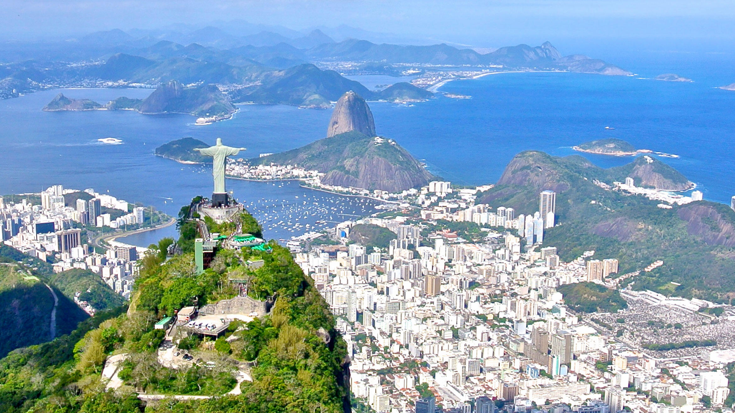 Blick vom Corcovado-Berg mit Christusstatue auf Rio de Janeiro