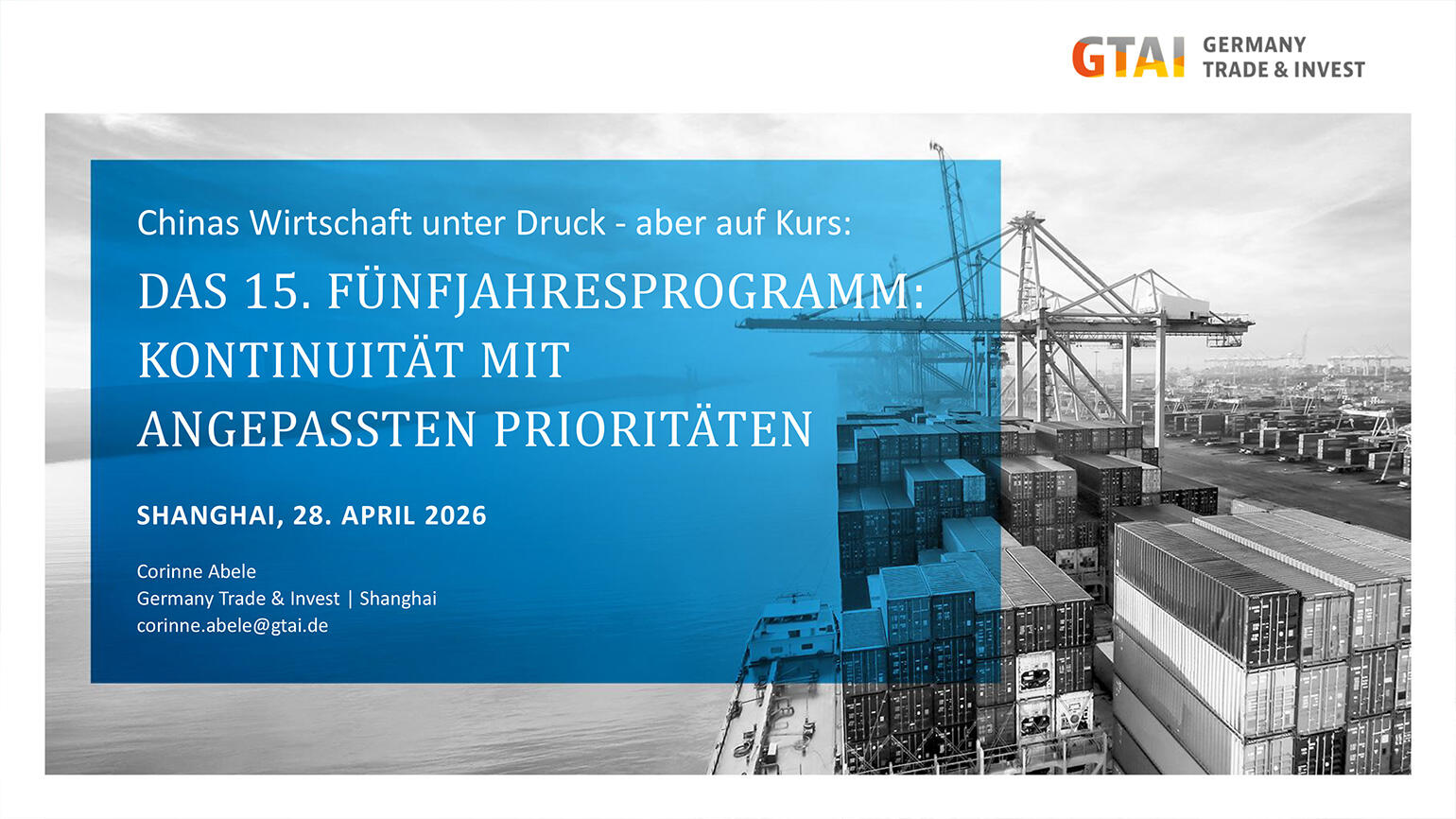 Titelfolie der Präsentation mit Bild (Industriehafen), Titel des Vortrags, Namen der Referentin und Logos