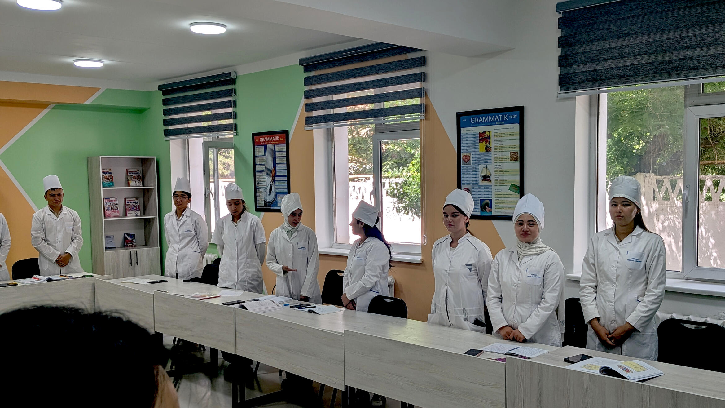gruppe auszubildender in einem klassenraum