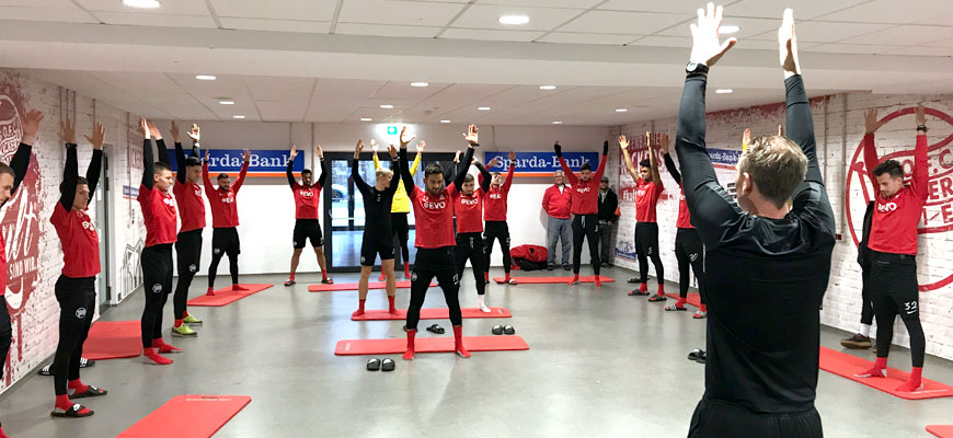 Fußballer beim Aufwärmtraining in einer Halle