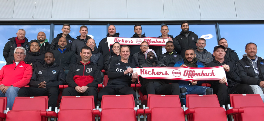 Gruppenbild auf der Tribüne eines Fußballstadions