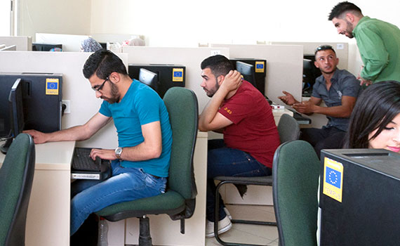 mehrere Männer arbeiten an Computern
