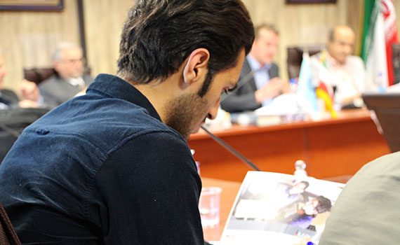 Iraner beim Lesen über die Schulter fotografiert