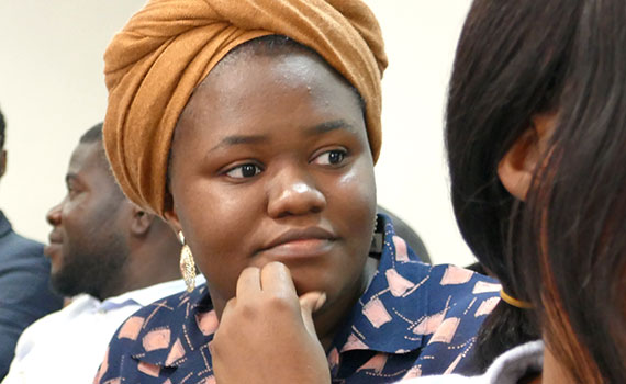 junge Nigerianerin schaut nachdenklich