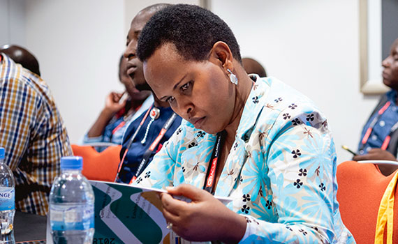 afrikanische Frau liest in einer Publikation
