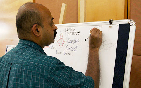 Inder zeichnet an einen Flipchart