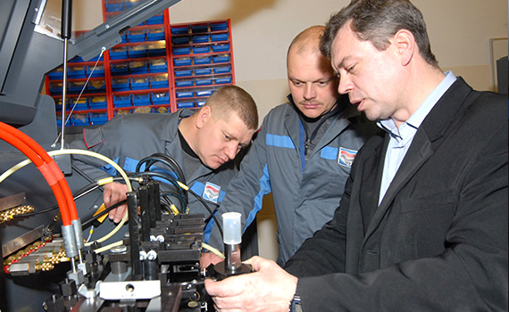 drei Männer arbeiten an Autozubehör