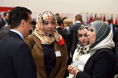 Nahaufnahme Teilnehmerinnen und Teilnehmer im Gespräch