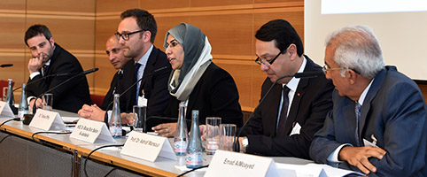 sechs Sprecher auf dem Podium