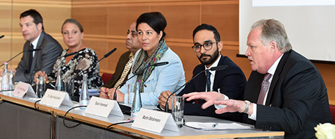 Sprecherinnen und Sprecher auf dem Podium