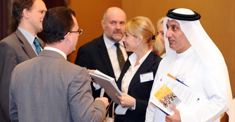 Gespräch zwischen mehreren arabischen und deutschen Personen, © AHK VAE