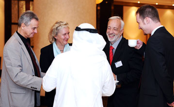 Gesprächsgruppe mit drei deutschen Männern, einer deutschen Frau und einem arabischen Mann, © AHK VAE