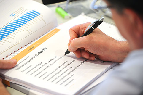 Detailansicht schreibende Hände