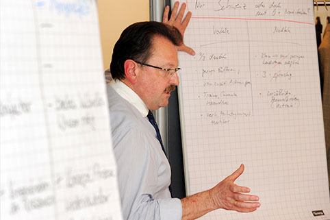 Teilnehmer präsentiert Arbeitsergebnisse