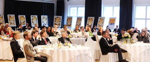 Blick in den Saal auf die Gäste